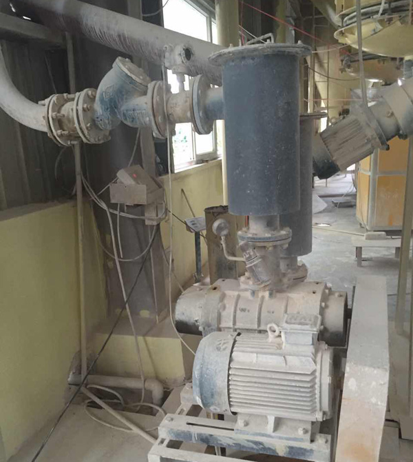 羅茨鼓風(fēng)機(jī)面粉輸送.jpg